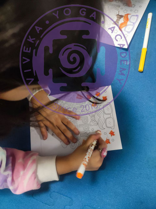 کلاس های حضوری یوگای کودک - آکادمی یوگا ویوکا
