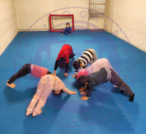 سگ سر پایین در یوگا 