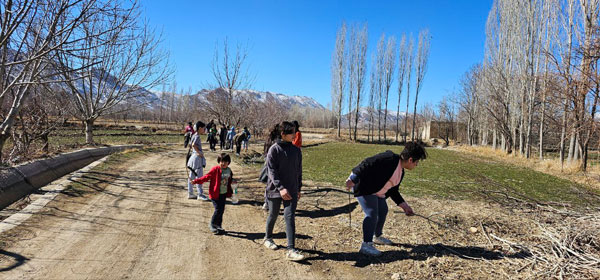 گروهی از نوجوانان در طبیعت درسفر یوگیانه در حال پیاده روی 