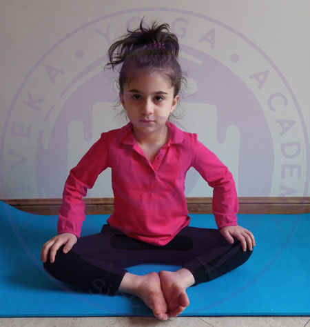 عکس یک کودک در آکادمی یوگای ویوکا در حا تمرین وضعیت پروانه در یوگا