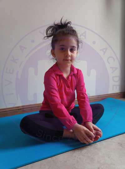 عکس یک کودک در آکادمی یوگای ویوکا در حا تمرین وضعیت پروانه در یوگا