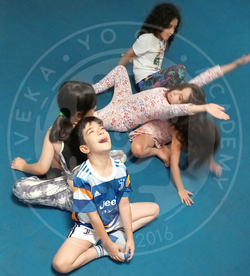 بازی پروانه یوگایی دونفره پشت به پشت