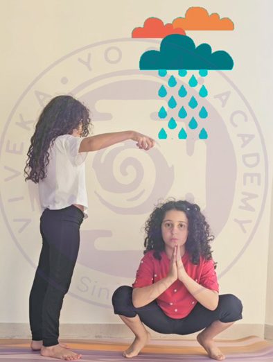 دو کودک در آکادمی یوگای ویوکا مشغول انجام بازی بوته و درخت یوگایی