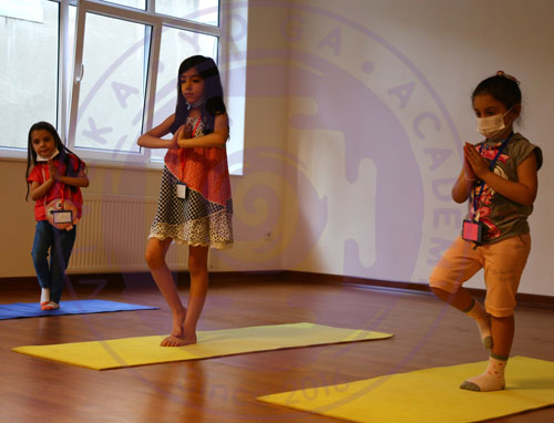 آموزش وضعیت درخت به کودکان در آکادمی یوگا کودک