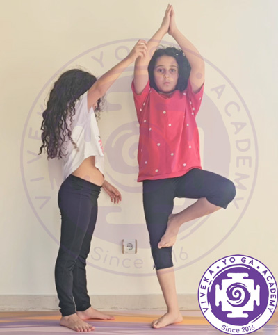 دو کودک در آکادمی یوگای ویوکا مشغول انجام بازی بوته و درخت یوگایی