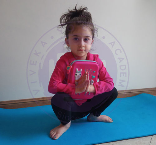 کودکان در کلاس یوگا در وضعیت مالاسانا