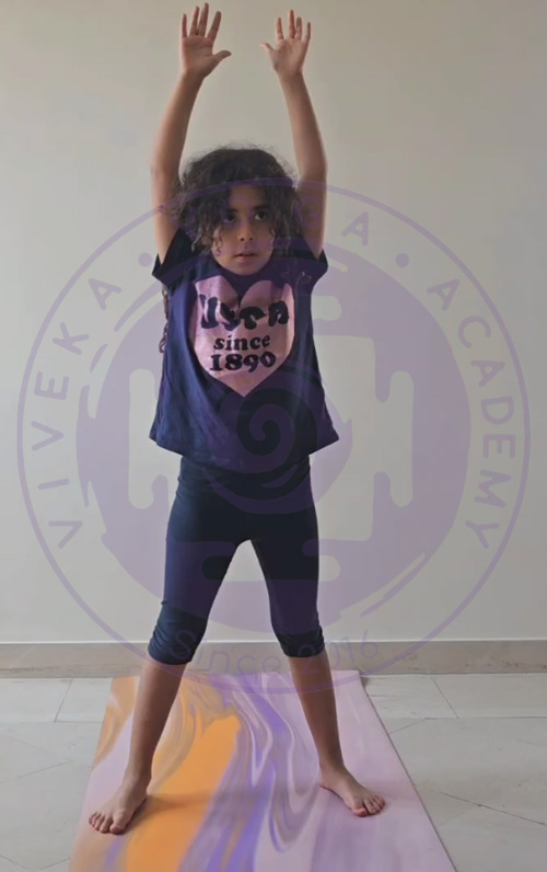 کودکی در حال اجرای حرکت تاب خوردن میمون (اوتیتا لولاسانا) در کلاس یوگا کودک آموزش تاب خوردن میمون به کودکان