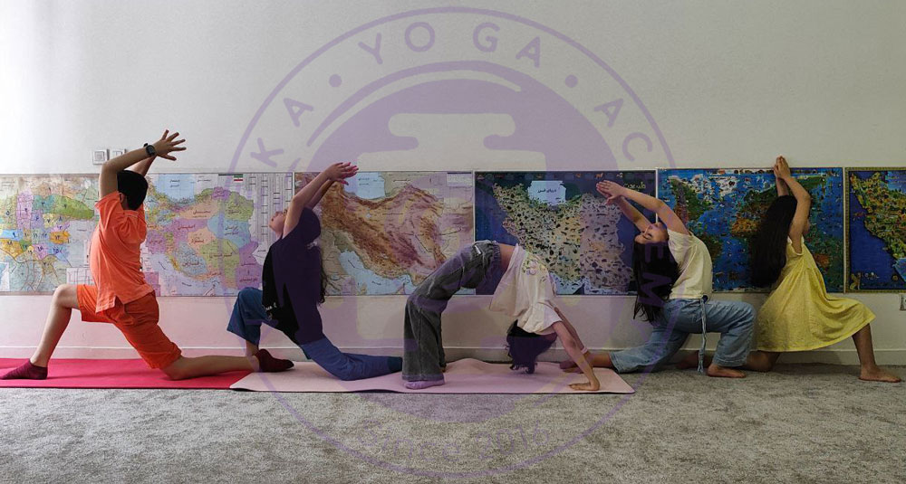 آموزش بازی نیمهماه یوگایی به کودکان