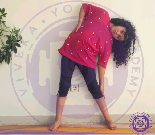 ویدئوی یوگای کودک کشش پهلو یک کودک در حال انجام کشش پهلو